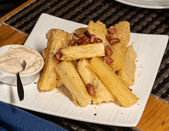 Mandioca Frita com Bacon
