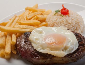 Hambúrguer no Prato